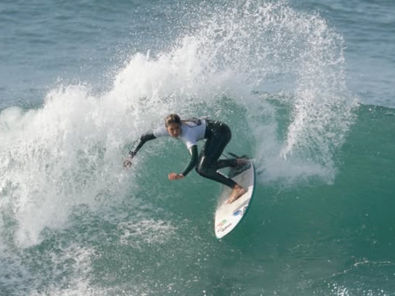 Miriam Julião é campeã do Circuito Quebramar em surf feminino sub16 e open