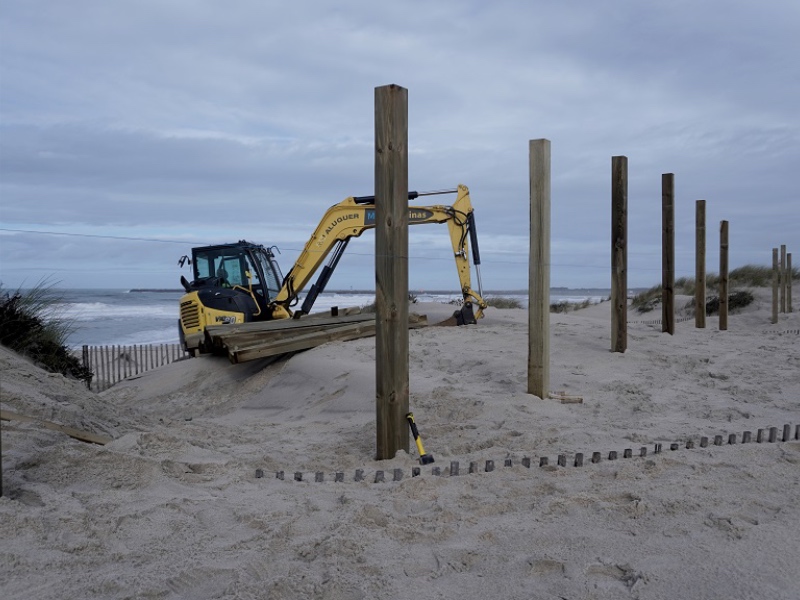 Arrancaram as obras de recuperação e estabilização do cordão dunar entre as praias da Barra e da Costa Nova