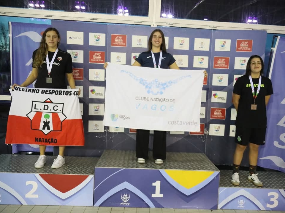 Carolina Cabral é campeã nacional júnior em piscina curta