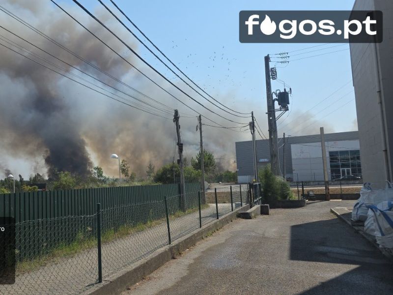 Incêndio lavra perto da Zona Industrial de Mamodeiro