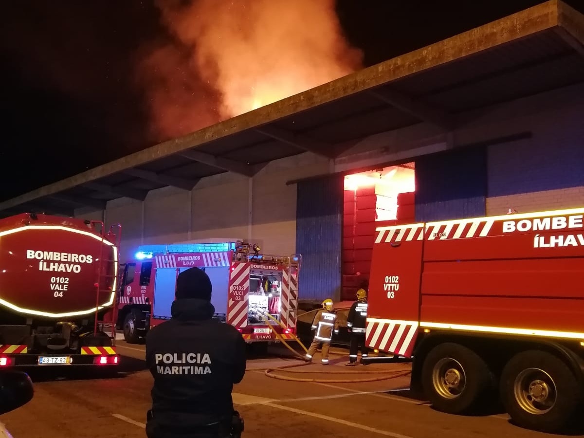 Incêndio em armazém no terminal Norte do porto de Aveiro controlado