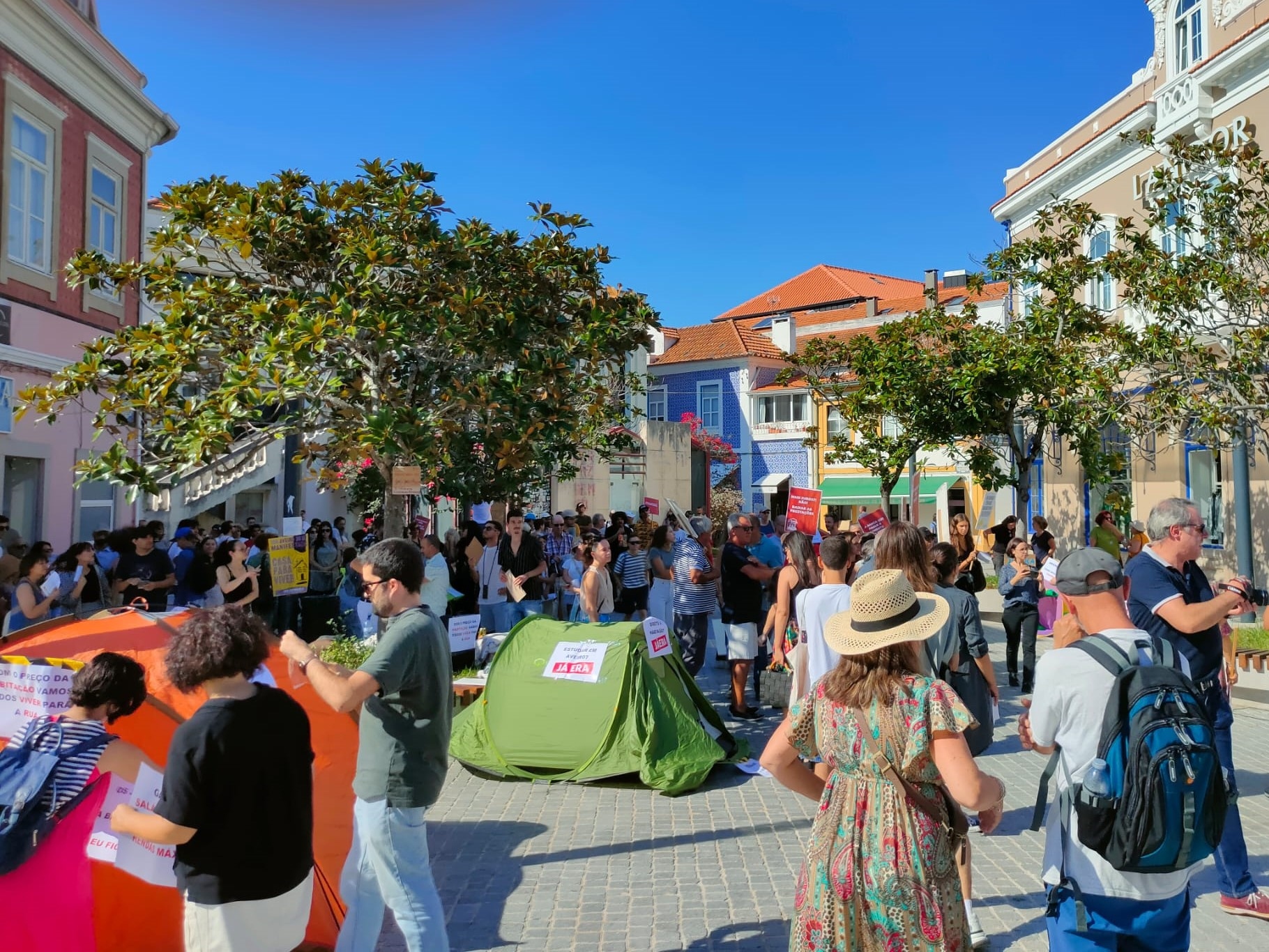 Cerca de duas centenas de pessoas ocuparam o Largo Jaime Magalhães Lima pela reivindicação do dire(...)