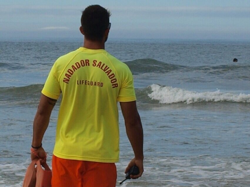 Dois homens resgatados do mar na praia de São Pedro de Maceda